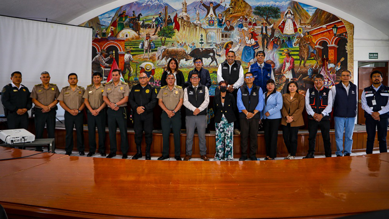 ¡Atención! Cierran paso vehicular 